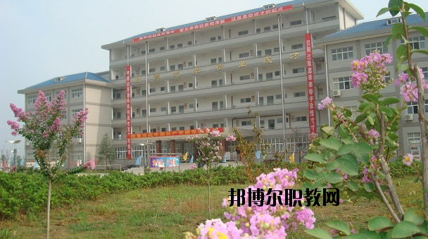 鄂州經(jīng)貿(mào)學(xué)校2020年報(bào)名條件、招生要求、招生對(duì)象