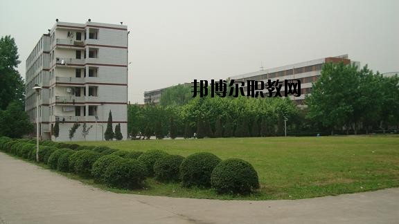 四川省工業(yè)貿(mào)易學(xué)校2020年報(bào)名條件、招生要求、招生對(duì)象