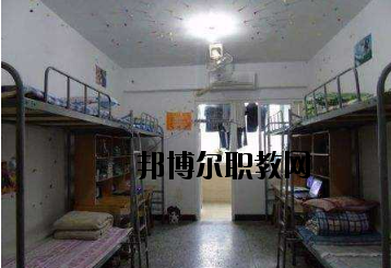 不同的同學(xué)對(duì)學(xué)校的宿舍期待是不一樣的。有的同學(xué)希望宿舍有空調(diào)，有的同學(xué)認(rèn)為這并不重要。有的同學(xué)希望寢室有書(shū)桌等供自己學(xué)習(xí)的條件，而有的同學(xué)則認(rèn)為寢室只是用來(lái)休息的。一千個(gè)人的眼中有一千個(gè)哈姆雷特，在對(duì)一件事情進(jìn)行考評(píng)的時(shí)候，同學(xué)們可以結(jié)合自己的實(shí)際需要來(lái)看，而非人云亦云。  定南中等專(zhuān)業(yè)學(xué)校宿舍條件 學(xué)校宿舍算是比較不錯(cuò)的了，生活設(shè)施齊全，可以滿足同學(xué)們的大部分需求，配有衛(wèi)生間、空調(diào)、熱水等設(shè)施，通風(fēng)、采光條件也較好。  定南中等專(zhuān)業(yè)學(xué)校辦學(xué)條件 定南中等專(zhuān)業(yè)學(xué)校地處贛粵門(mén)戶——定南，建辦于1958年，占地面積135畝，校舍建筑面積2.5萬(wàn)平方米，辦學(xué)規(guī)模可容納近2000人使用。學(xué)校師資力量雄厚，擁有高級(jí)職稱(chēng)以上教師若干人。  定南中等專(zhuān)業(yè)學(xué)校概況 定南中專(zhuān)是我縣唯一一所培養(yǎng)技能型人才的中等專(zhuān)業(yè)學(xué)校，現(xiàn)開(kāi)設(shè)了學(xué)前教育、電子技術(shù)應(yīng)用、模具制造技術(shù)、汽車(chē)運(yùn)用與維修、“三校生”高考、旅游服務(wù)與管理等六大特色專(zhuān)業(yè)。學(xué)校各專(zhuān)業(yè)設(shè)備先進(jìn)，現(xiàn)有現(xiàn)代化汽車(chē)二級(jí)維護(hù)、幼兒情境模擬、電子電拖、模具制造、程序控制等29間實(shí)訓(xùn)教室，擁有紙質(zhì)藏書(shū)近10萬(wàn)冊(cè)，電子藏書(shū)超過(guò)20萬(wàn)冊(cè)，所有教室裝備了錄播一體、信息化教學(xué)設(shè)備，實(shí)現(xiàn)了校園智慧化管理。  小編總結(jié) 看過(guò)學(xué)校的宿舍條件以后，不知道大家覺(jué)得定南中等專(zhuān)業(yè)學(xué)校的宿舍是否滿足了自己的預(yù)期呢?我們可以了解到，這所學(xué)校的宿舍算是比較不錯(cuò)的了，生活設(shè)施齊全，可以滿足同學(xué)們的大部分需求，配有衛(wèi)生間、空調(diào)、熱水等設(shè)施，通風(fēng)、采光條件也較好。