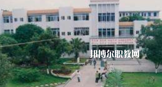 柳州市衛(wèi)生學校2020年報名條件、招生要求、招生對象 