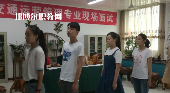 問：蘭州紅古區(qū)職教中心怎么樣、好不好?  答：紅古區(qū)職業(yè)教育中心是一所以培養(yǎng)實(shí)用技術(shù)人才為特點(diǎn)的公辦學(xué)校，地處蘭州市紅古區(qū)政府所在地海石灣。中心始終堅(jiān)持以服務(wù)為宗旨，以就業(yè)為導(dǎo)向的辦學(xué)方針，面向市場開辦專業(yè)。學(xué)校擁有設(shè)施先進(jìn)、配備精良的汽修、鉗工、電子、鋼琴、舞蹈、美術(shù)、計算機(jī)等實(shí)訓(xùn)室。近年來學(xué)校教育教學(xué)質(zhì)量穩(wěn)步提高,連續(xù)三年獲得蘭州市中職學(xué)校教育教學(xué)質(zhì)暈優(yōu)秀獎。  蘭州紅古區(qū)職教中心升學(xué) 我校分別與蘭州職業(yè)技術(shù)學(xué)院、白銀礦治職業(yè)技術(shù)學(xué)院、甘肅林業(yè)職業(yè)技術(shù)學(xué)院、平?jīng)雎殬I(yè)技術(shù)學(xué)院、甘肅畜牧工程職業(yè)技術(shù)學(xué)院簽訂了中高職一體化聯(lián)合辦學(xué)協(xié)議，學(xué)生在校學(xué)習(xí)兩年，參加高校轉(zhuǎn)段測試，成績合格升入聯(lián)辦高校學(xué)習(xí)三年，畢業(yè)后發(fā)放國家承認(rèn)(統(tǒng)招)的畢業(yè)證書。  蘭州紅古區(qū)職教中心設(shè)施 設(shè)有計算機(jī)實(shí)訓(xùn)室3個，共計計算機(jī)百余臺，開通了校園網(wǎng)、電信光纖接入互聯(lián)網(wǎng)，并建成了獨(dú)立域名的校園網(wǎng)站。學(xué)習(xí)有普通機(jī)床車間、數(shù)控實(shí)訓(xùn)室、車工實(shí)訓(xùn)室、電子電工實(shí)訓(xùn)室、家電整機(jī)實(shí)訓(xùn)室、器材室，兩個面積130平方米的舞蹈實(shí)訓(xùn)室和兩個美術(shù)創(chuàng)作室。  蘭州紅古區(qū)職教中心拓展閱讀 為了使職業(yè)教育穩(wěn)步發(fā)展，學(xué)校實(shí)行了“校校合作”、“校企合作”、“工學(xué)結(jié)合”的辦學(xué)模式，在經(jīng)濟(jì)發(fā)達(dá)地區(qū)全力打造就業(yè)實(shí)習(xí)基地，安排畢業(yè)生在上海、南京、安徽、蘇州等地區(qū)就業(yè)。為了培養(yǎng)學(xué)生的就業(yè)能力，開展了學(xué)生以社會實(shí)踐為主，旨在增強(qiáng)學(xué)生提前了解企業(yè)生產(chǎn)、管理、工作強(qiáng)度等為內(nèi)容的“工學(xué)結(jié)合”活動，收到了良好的效果。“工學(xué)結(jié)合”實(shí)踐活動解決了困難家庭學(xué)生上學(xué)難的問題。  在學(xué)校的時光是很有限的，你要懂得珍惜。不僅僅在學(xué)業(yè)上有所提升，也要不斷的提升個人的魅力，社會是一個需要有能力有遠(yuǎn)見人才的體系，如果你有目標(biāo)和理想，也會更加的有學(xué)習(xí)的動力，對企業(yè)來說，有主見的人才更受人歡迎。