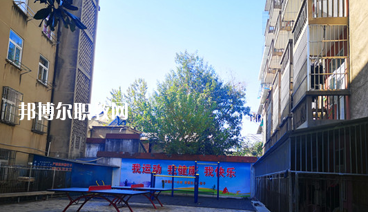 在對這所學(xué)校進(jìn)行判斷以后，才會(huì)知道不同學(xué)校之間所公布的各方面情況都是不同的，而這些信息也是需要學(xué)生自己去進(jìn)行判斷的，當(dāng)然了其中有關(guān)于學(xué)校的住宿環(huán)境也是需要被學(xué)生所了解的，畢竟這是每個(gè)學(xué)生在學(xué)校的住宿情況。  蕪湖職業(yè)技術(shù)學(xué)院附屬中等職業(yè)學(xué)校住宿條件 學(xué)生宿舍實(shí)行四人間公寓化、封閉式管理，并配有校園公共浴室、住宿條件不錯(cuò)，給學(xué)生提供了一個(gè)舒適、安全的學(xué)習(xí)和生活環(huán)境。  蕪湖職業(yè)技術(shù)學(xué)院附屬中等職業(yè)學(xué)校辦學(xué)條件 學(xué)校坐落在美麗的鏡湖公園和九蓮塘公園中間，是市中心唯一的一所公辦職業(yè)學(xué)校，交通便利，環(huán)境優(yōu)美，生活方便。學(xué)校本著對教育教學(xué)質(zhì)量和學(xué)生負(fù)責(zé)的態(tài)度，劃定最低錄取線。住校生宿舍條件優(yōu)越，實(shí)行公寓化、封閉式管理。學(xué)校教學(xué)設(shè)備齊全，多媒體電教室、多功能活動(dòng)廳、計(jì)算機(jī)組裝實(shí)驗(yàn)室、數(shù)字化動(dòng)漫實(shí)驗(yàn)室、語言實(shí)驗(yàn)室、實(shí)訓(xùn)賓館、與學(xué)院聯(lián)網(wǎng)的校園網(wǎng)及學(xué)院擁有的實(shí)驗(yàn)實(shí)訓(xùn)室等，為學(xué)生提升動(dòng)手能力、開拓視野創(chuàng)造了得天獨(dú)厚的條件。  蕪湖職業(yè)技術(shù)學(xué)院附屬中等職業(yè)學(xué)校師資力量 近幾年我校一批優(yōu)秀教師、教壇新星脫穎而出，多人次獲國家、省、市一等獎(jiǎng)項(xiàng)。我?，F(xiàn)有正教授一名，省級特級教師一名(同類學(xué)校唯一)，高中級教師若干。學(xué)校聘請蕪湖職業(yè)技術(shù)學(xué)院專家教授組成教學(xué)督導(dǎo)組實(shí)施教學(xué)督導(dǎo)，對備課、上課等教學(xué)環(huán)節(jié)進(jìn)行全程質(zhì)量評估，以督導(dǎo)促教學(xué)、以督導(dǎo)促創(chuàng)新、以督導(dǎo)促規(guī)范，使學(xué)生學(xué)有所成。我校教學(xué)計(jì)劃和課程設(shè)置是由學(xué)院、附校、用人單位、專業(yè)領(lǐng)域?qū)＜宜姆絽⑴c研發(fā)。已形成：頂層設(shè)計(jì)、分層教學(xué)、工學(xué)結(jié)合、系統(tǒng)培養(yǎng)的獨(dú)特教學(xué)模式。嚴(yán)把教學(xué)標(biāo)準(zhǔn)和畢業(yè)生質(zhì)量標(biāo)準(zhǔn)兩個(gè)關(guān)口。  以上所介紹的信息便是有關(guān)于蕪湖職業(yè)技術(shù)學(xué)院附屬中等職業(yè)學(xué)校的住宿情況，就可以知道其實(shí)這所學(xué)校對于學(xué)生的基本需求是可以滿足的，但是學(xué)生想要選擇其他方面的住宿情況話，就需要學(xué)生提前去對每所學(xué)校的住宿情況進(jìn)行了解。