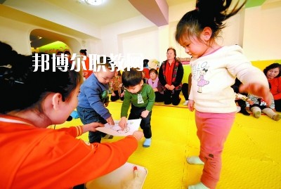 隨著二胎政策的放寬，我國(guó)新生兒的數(shù)量明顯增多，這也說明，在未來的很長(zhǎng)一段時(shí)間里，幼師都是一個(gè)非常受歡迎的行業(yè)，而四川是座發(fā)展迅速，有深厚文化底蘊(yùn)的城市，自然是受到很多同學(xué)喜愛，近日，就會(huì)問小編關(guān)于四川讀幼師學(xué)校好不好?那接下來，小編就給大家介紹一下四川幼師學(xué)校，如果你有更多疑問，歡迎點(diǎn)擊右側(cè)的咨詢欄與我們交流。  四川讀幼師的就業(yè)前景 就業(yè)容易，畢業(yè)學(xué)生不愁“嫁”盡管當(dāng)前就業(yè)形勢(shì)嚴(yán)峻，各地大學(xué)生就業(yè)難度大，但許多城市的學(xué)前教育專業(yè)畢業(yè)生并未受影響，反而逆勢(shì)上漲，待遇也比往年有所提高。近年來，由于幼兒園發(fā)展的需要，很多單位幼兒教師奇缺，連男老師也變得搶手起來。學(xué)前、初教專業(yè)畢業(yè)生不愁“嫁”，甚至有很多幼教機(jī)構(gòu)到學(xué)校預(yù)約、搶簽畢業(yè)生，幼教人才受歡迎程度可見一斑。  四川讀幼師的優(yōu)勢(shì) 幼教項(xiàng)目的穩(wěn)定性強(qiáng)，不受市場(chǎng)沖擊，打造終身產(chǎn)業(yè)?，F(xiàn)階段，無(wú)論是從國(guó)家教育改革發(fā)展的全局出發(fā)，還是從目前有關(guān)民辦學(xué)前教育的法律法規(guī)政策等方面來看，民辦學(xué)前教育發(fā)展?jié)摿Χ际志薮?。其次，成就子女未來。選擇了幼教工作，可以讓我們更懂得如何教育子女，對(duì)自己未來孩子接收良好的家庭教育有著十分重要的促進(jìn)作用。女性投身幼教行業(yè)后，長(zhǎng)期接受最先進(jìn)的幼教理念和適合中國(guó)幼兒的各類課程，繼而在對(duì)自己子女的教育觀念和方法上也會(huì)更科學(xué)，為孩子今后的發(fā)展奠定更好的基礎(chǔ)。  德陽(yáng)科貿(mào)職業(yè)學(xué)院幼師升學(xué)班學(xué)前教育專業(yè)介紹 本專業(yè)順應(yīng)國(guó)家“幼有所育”學(xué)前教育決策和學(xué)前教育專業(yè)人才極度短缺的社會(huì)需求而設(shè)，是一個(gè)綜合性較強(qiáng)的專業(yè)，涵蓋0-6歲兒童的教育，作為人生起點(diǎn)教育的學(xué)前教育專業(yè)對(duì)人的一生的發(fā)展和教育起著重要的奠基作用。本專業(yè)緊密對(duì)接各級(jí)各類幼兒園和早期教育機(jī)構(gòu)等實(shí)施合作辦學(xué)、合作育人，強(qiáng)化“四能”特長(zhǎng)(彈唱、舞蹈、美術(shù)、游戲)、“五會(huì)”素養(yǎng)(保育、保健、教育、溝通、管理)，致力于培養(yǎng)新時(shí)代“有愛心、有耐心、有恒心、有責(zé)任心”的學(xué)前教育人才。  培養(yǎng)目標(biāo)：本專業(yè)培養(yǎng)以立德樹人為己任，具有良好的職業(yè)道德、專業(yè)素養(yǎng)、協(xié)作精神、溝通能力和創(chuàng)新意識(shí)，擁有先進(jìn)的幼兒教育理念，具有較扎實(shí)的學(xué)前教育的專業(yè)知識(shí)與專業(yè)技能，具備較強(qiáng)的幼兒保教能力，從事幼兒園教育教學(xué)、保育保健工作的高素質(zhì)應(yīng)用型人才。  核心課程：學(xué)前教育學(xué)、學(xué)前兒童心理學(xué)、幼兒游戲理論與實(shí)踐、幼兒行為觀察、幼兒園五大領(lǐng)域教育、學(xué)前衛(wèi)生學(xué)、聲樂、鋼琴、舞蹈、美術(shù)、幼兒歌曲彈唱、幼兒舞蹈創(chuàng)編、幼兒園班級(jí)管理、幼兒手工、家庭教育等。  職業(yè)前景：習(xí)近平總書記在“黨的十九大”上指出：“增進(jìn)民生福祉是發(fā)展的根本目的。必須多謀民生之利、多解民生之憂，在發(fā)展中補(bǔ)齊民生短板、促進(jìn)社會(huì)公平正義，在幼有所育、學(xué)有所教上不斷取得新進(jìn)展。”  2019年教育部《2018年全國(guó)教育事業(yè)發(fā)展統(tǒng)計(jì)公報(bào)》顯示，2018年全國(guó)共有幼兒園26.67萬(wàn)所，比上年增加1.17萬(wàn)所，增長(zhǎng)4.60%; 在園幼兒4656.42萬(wàn)人，比上年增加56.28萬(wàn)人;學(xué)前教育毛入園率達(dá)到81.7%，比上年提高2.1%，且0-6歲兒童超過1億，幼兒園專任教師258.14萬(wàn)人。按照國(guó)家對(duì)學(xué)前教育師幼比(1:5)的規(guī)定，幼兒園專任教師的缺口高達(dá)673萬(wàn)多。學(xué)前教育專業(yè)人才就業(yè)前景非常廣闊。  就業(yè)崗位：幼兒園教師、幼兒保育員、幼兒保健教師、早期教育教師。  獲取資格證書：幼兒園教師資格證、普通話水平證書(二甲及以上)  專業(yè)實(shí)訓(xùn)室：幼兒保育實(shí)訓(xùn)室、幼兒衛(wèi)生保健實(shí)訓(xùn)室、仿真幼兒園、幼兒手工制作實(shí)訓(xùn)室、幼兒美術(shù)實(shí)訓(xùn)室、聲樂實(shí)訓(xùn)室、形體舞蹈實(shí)訓(xùn)室、鋼琴實(shí)訓(xùn)室、游戲與感統(tǒng)實(shí)訓(xùn)室、繪本實(shí)訓(xùn)室、蒙臺(tái)梭利教育實(shí)訓(xùn)室、奧爾夫音樂實(shí)訓(xùn)室等。  專業(yè)實(shí)踐基地：廣漢市第三幼兒園、廣漢市雒城鎮(zhèn)第四幼兒園、廣漢市西外中心幼兒園、德陽(yáng)市旌南幼兒園、德陽(yáng)市黃河?xùn)|路幼兒園、四川師范大學(xué)實(shí)驗(yàn)幼兒園、四川師范大學(xué)附屬啟夏幼兒園、成都市武侯區(qū)福錦幼兒園、崇州市虹橋歡樂谷幼兒園、岳池知恩行幼兒園、西充縣青葵幼兒園等。  上面關(guān)于四川讀幼師學(xué)校好不好?小編介紹了，小編覺得不管是讀什么學(xué)校都是要從多方面來考慮的，要看行業(yè)的發(fā)展前景怎么樣，還要看這個(gè)專業(yè)到底適不適合自己，就好像幼師學(xué)校，一定要學(xué)好小孩子才可以去讀，因?yàn)檫@個(gè)專業(yè)將來出來不管做什么工作，都是要和小朋友待在一起的。如有更多問題，歡迎咨詢邦博爾網(wǎng)。