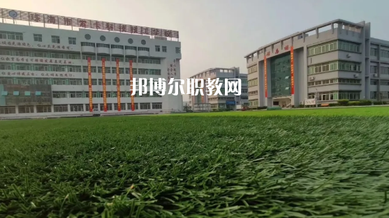 問：珠海索卡科技技工學(xué)校怎么樣、好不好?  答:珠海市索卡科技技工學(xué)校是經(jīng)珠海市人力資源和社會保障局批準(zhǔn)成立，廣東索卡集團(tuán)有限公司創(chuàng)辦的以培養(yǎng)中級技術(shù)人才為主的全日制中等技工學(xué)校。學(xué)校位于粵港澳大灣區(qū)的珠海市后花園高欄港經(jīng)濟(jì)區(qū)平沙鎮(zhèn)，是2020年珠海市西部地區(qū)僅有的一所中等職業(yè)學(xué)校。學(xué)校被列為廣東省足球協(xié)會(珠海)培訓(xùn)實驗基地、珠海市新型技能人才培訓(xùn)基地，珠海市國防與公共安全體驗基地。  珠海索卡科技技工學(xué)校就業(yè) 學(xué)校堅持校企合作的辦學(xué)思路，采取訂單式的人才培養(yǎng)模式，與省市足協(xié)和部分省內(nèi)外高等院校、眾多優(yōu)質(zhì)企業(yè)建立了校企合作關(guān)系，學(xué)生就業(yè)率保持在100%。索卡集團(tuán)以“體育+旅游”產(chǎn)業(yè)開發(fā)為核心，多元化經(jīng)營，業(yè)務(wù)覆蓋體育、游艇、教育、酒店、醫(yī)療、康復(fù)康養(yǎng)、產(chǎn)業(yè)科研、商業(yè)運營、資本投資等領(lǐng)域，2019年正在珠海市平沙鎮(zhèn)投資建設(shè)“索卡國際足球小鎮(zhèn)”項目，計劃總投資60億元人民幣。  珠海索卡科技技工學(xué)校 學(xué)校規(guī)劃占地面積205畝，現(xiàn)有建筑面積約3萬平方米，環(huán)境優(yōu)美，交通便利，教學(xué)生活設(shè)施齊全，是一所獨具特色的技工學(xué)校。學(xué)校建有標(biāo)準(zhǔn)足球場、籃球場、排球場、羽毛球場、乒乓球場等活動場所。有教學(xué)樓、實訓(xùn)樓、學(xué)生公寓樓、學(xué)術(shù)報告廳、學(xué)生社團(tuán)活動中心等教育教學(xué)生活場所。  珠海索卡科技技工學(xué)校管理 學(xué)校管理科學(xué)規(guī)范，采取全封閉軍事化管理模式。學(xué)校有一支既能從事理論教學(xué)，又能指導(dǎo)實訓(xùn)的“雙師型”隊伍。學(xué)校堅持“以就業(yè)為導(dǎo)向、以服務(wù)為宗旨、以質(zhì)量求生存、以管理樹形象、以特色謀發(fā)展，達(dá)到學(xué)生、家長、用人單位滿意”的辦學(xué)理念，根據(jù)市場需求，對接企業(yè)建專業(yè)，對接崗位設(shè)課程，根據(jù)興趣選專業(yè)，與就業(yè)市場緊密對接。  我們的起點可能很低，但我們要有扭轉(zhuǎn)局面的能力，努力把自己的成績提升上去，很多的學(xué)校都是看重統(tǒng)招的分?jǐn)?shù)線的，只有把自己的學(xué)習(xí)提升上了了，你在考試中才能夠游刃有余，一次考試定乾坤，最后選擇有優(yōu)勢的學(xué)校。