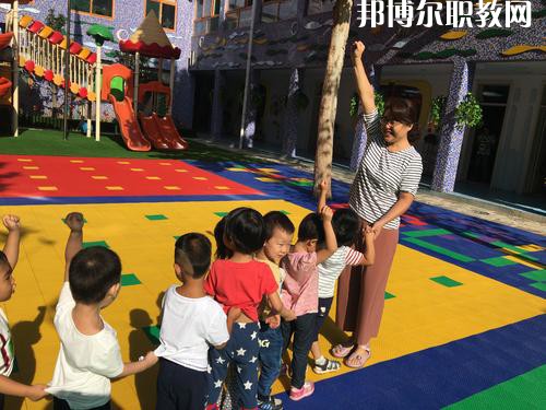 隨著我國人口基數(shù)的大幅上漲，我國幼兒園的數(shù)量呈現(xiàn)逐年遞增的趨勢，但符合現(xiàn)在教育標(biāo)準(zhǔn)的專業(yè)性幼兒教師卻少之又少，所以說幼兒教師行業(yè)是現(xiàn)目前非常有發(fā)展前途的行業(yè)之一。近日就有不少同學(xué)咨詢小編關(guān)于成都女生讀幼師學(xué)校學(xué)什么專業(yè)好?女生若是想學(xué)幼師類專業(yè)，可以選擇的專業(yè)方向是很多的，在這里就給大家介紹一下。  學(xué)前教育專業(yè)就業(yè)前景 在早期教育方面，0-3歲是人的一生中發(fā)展最重要的時(shí)期。一個(gè)人的學(xué)習(xí)能力的50%是在生命的頭4年中發(fā)展起來的，初生嬰兒的腦發(fā)育比15歲孩子快1000倍。很多思想和智力是在3歲前打下基礎(chǔ)的。0-3歲是嬰幼兒成長的關(guān)鍵期：最初的身體素質(zhì)、智力發(fā)展、個(gè)性品質(zhì)的形成于發(fā)展都是從這里開始的。越來越多的家長開始接受并重視早期教育，早期教育在我國經(jīng)過10余年的發(fā)展已經(jīng)形成相當(dāng)?shù)囊?guī)模，不僅是大城市，就算是三、四線城市也隨處可見大大小小的“親子園”“親子中心”“早教中心”等早教機(jī)構(gòu)，但專業(yè)的早期教育師資嚴(yán)重不足。  學(xué)前教育專業(yè)就業(yè)崗位 1、教師或兒童顧問;  2、兒童發(fā)展評估和指導(dǎo)人員、兒童教育和衛(wèi)生發(fā)展政策制定者、兒童教育咨詢專家——在有關(guān)政府機(jī)關(guān)、各大醫(yī)院的兒科門診工作;  3、兒童專欄節(jié)目采編人員——在報(bào)社、雜志社、電臺電視臺等媒體工作;  4、各類兒童用品開發(fā)的專業(yè)顧問或市場調(diào)查和分析專業(yè)人士等。  幼師專業(yè)介紹 培養(yǎng)目標(biāo)：本專業(yè)培養(yǎng)熱愛幼兒教育事業(yè)，能適應(yīng)幼兒教育改革與發(fā)展的需要，關(guān)愛幼兒，有良好的師德、寬厚的科學(xué)文化知識和扎實(shí)的學(xué)前教育專業(yè)理論，具有過硬的專業(yè)技能、教育能力及教育研究的意識和能力，綜合素質(zhì)高，能在托幼機(jī)構(gòu)從事0-6歲保教、管理工作的幼兒教師。  核心課程：舞蹈，視唱，琴法，樂理，聲樂，美術(shù)，鍵盤和聲與伴奏，幼兒歌曲伴奏，玩教具制作，教師口語，教師禮儀，幼兒游戲與主持，幼兒教育學(xué)，兒童文學(xué)，幼兒衛(wèi)生與保健，幼兒心里學(xué)，幼師英語，珠心算等。  女生讀學(xué)前教育怎么樣 學(xué)前教育前景不錯(cuò)，對女孩來說尤其是不錯(cuò)的選擇。特別是有品牌的幼兒園，十分吃香。  隨著我國幼教事業(yè)的迅速發(fā)展，對于幼兒教師和管理人員的需求驟增，幼師專業(yè)的畢業(yè)生供不應(yīng)求。盡管今年來全國各地一些院校增建了學(xué)前教育專業(yè)來培養(yǎng)幼兒教師，仍然不能滿足整個(gè)社會的需求。  國家中長期教育改革和發(fā)展規(guī)劃綱要(2010-2020年)中指出，到2020年，普及學(xué)前一年教育，基本普及學(xué)前兩年教育，重視0至3歲嬰幼兒教育。大力發(fā)展公辦幼兒園，積極扶持民辦幼兒園。嚴(yán)格執(zhí)行幼兒教師資格標(biāo)準(zhǔn)，依法落實(shí)幼兒教師地位和待遇。  上面關(guān)于成都女生讀幼師學(xué)校學(xué)什么專業(yè)好，小編給大家介紹了。幼教專業(yè)現(xiàn)在已經(jīng)成為了當(dāng)代女生選擇的熱門的教育行業(yè)之一。因?yàn)橛讕熓呛⒆映砷L關(guān)鍵的存在，越來越多的孩子需要受到教育，幼兒教師在今后的道路是很寬廣的。對于女生來說，幼師專業(yè)還是不錯(cuò)的，因?yàn)閷韽氖鹿ぷ魃蠒性S多優(yōu)勢，比較好就業(yè)。
