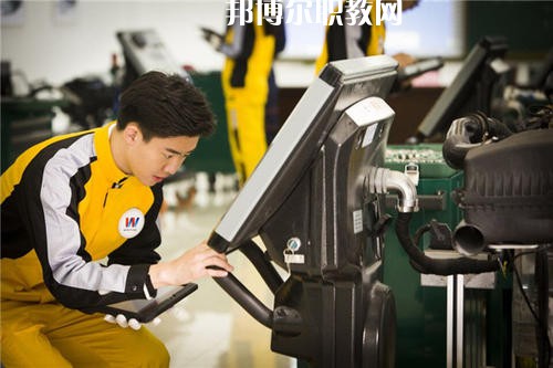 如今，汽修行業(yè)成為了當(dāng)下最熱門(mén)的行業(yè)，這已經(jīng)是一個(gè)不爭(zhēng)的事實(shí)了，很多汽修企業(yè)都需要經(jīng)驗(yàn)豐富的優(yōu)秀人才，汽修人才缺口很大，這使很多學(xué)生都想報(bào)考汽修學(xué)校，近日就有同學(xué)咨詢(xún)小編關(guān)于成都設(shè)有汽修學(xué)校的公辦大專(zhuān)學(xué)校?成都有很多公辦大專(zhuān)學(xué)校都開(kāi)設(shè)了汽修類(lèi)相關(guān)專(zhuān)業(yè)，在這里小編就給大家簡(jiǎn)單介紹一下。  成都紡織高等專(zhuān)科學(xué)校辦學(xué)性質(zhì)：公辦大學(xué)  成都紡織高等專(zhuān)科學(xué)校簡(jiǎn)介 成都紡織高等專(zhuān)科學(xué)校是四川省政府舉辦的全日制普通高等學(xué)校，直屬四川省教育廳，是中國(guó)西南地區(qū)唯一獨(dú)立建制的紡織類(lèi)高等學(xué)校，國(guó)家骨干高等職業(yè)院校建設(shè)單位、四川省首批示范性高等職業(yè)院校建設(shè)單位。  學(xué)校地處四川省成都市犀浦鎮(zhèn)，校園面積616畝，原成都市世界樂(lè)園已改建成為學(xué)校北苑校區(qū)。學(xué)校環(huán)境優(yōu)美，交通便利，設(shè)施優(yōu)良，成灌高鐵、成都地鐵2號(hào)線可達(dá)學(xué)校。  成都紡織高等專(zhuān)科學(xué)校歷史沿革 學(xué)校前身為創(chuàng)立于1939年的國(guó)立中央技藝專(zhuān)科學(xué)校，秉承“服務(wù)紡織、服務(wù)社會(huì)、服務(wù)學(xué)生、服務(wù)人民”的辦學(xué)理念和培養(yǎng)具有“工程師之素養(yǎng)、技工之身手”的育人傳統(tǒng)，艱苦奮斗，薪火相傳，形成了“敬業(yè)奉獻(xiàn)、民主和諧、自強(qiáng)不息、追求卓越”的學(xué)校精神、“德修于正、學(xué)究于行”的校訓(xùn)、“團(tuán)結(jié)、勤奮、求實(shí)、創(chuàng)新”的校風(fēng)、“范、勤、嚴(yán)、愛(ài)”的教風(fēng)、“好學(xué)、善問(wèn)、勤思、篤行”的學(xué)風(fēng)。  改革開(kāi)放以來(lái)，學(xué)校緊緊抓住我國(guó)經(jīng)濟(jì)社會(huì)和高等教育快速發(fā)展的歷史機(jī)遇，深化改革、銳意進(jìn)取、科學(xué)發(fā)展，辦學(xué)條件不斷改善，辦學(xué)水平顯著提高，為區(qū)域經(jīng)濟(jì)社會(huì)發(fā)展和我國(guó)紡織產(chǎn)業(yè)的發(fā)展做出了應(yīng)有貢獻(xiàn)。  成都紡織高等專(zhuān)科學(xué)校汽車(chē)檢測(cè)與維修技術(shù)專(zhuān)業(yè) 培養(yǎng)目標(biāo)：本專(zhuān)業(yè)培養(yǎng)適應(yīng)社會(huì)主義市場(chǎng)經(jīng)濟(jì)發(fā)展需要的、具有良好專(zhuān)業(yè)素質(zhì)和職業(yè)技能的從事汽車(chē)檢測(cè)、維修及相關(guān)工作的高素質(zhì)、高技能工程應(yīng)用型人才。  主要課程：工程制圖、機(jī)械基礎(chǔ)、液壓氣動(dòng)技術(shù)、發(fā)動(dòng)機(jī)與汽車(chē)?yán)碚?、電工與電子技術(shù)基礎(chǔ)、汽車(chē)發(fā)動(dòng)機(jī)構(gòu)造與維修、汽車(chē)底盤(pán)構(gòu)造與維修、汽車(chē)故障診斷與維修、汽車(chē)電氣設(shè)備構(gòu)造與維修、汽車(chē)專(zhuān)項(xiàng)高級(jí)技能與訓(xùn)練。  專(zhuān)業(yè)師資：教授2人、副教授5人、講師10人、工程師3人、技師3人。  教學(xué)成果：參加四川省汽車(chē)維修與故障診斷技能大賽二等獎(jiǎng);發(fā)表科研論文12篇。  就業(yè)情況：畢業(yè)生主要面向汽車(chē)維修及其它汽車(chē)服務(wù)業(yè)從事汽車(chē)檢測(cè)、維修及相關(guān)技術(shù)服務(wù)工作。  就業(yè)率近5年保持在95%以上，畢業(yè)后半年平均收入3094元/月、專(zhuān)業(yè)相關(guān)度71%。  上面關(guān)于成都設(shè)有汽修學(xué)校的公辦大專(zhuān)學(xué)校，小編簡(jiǎn)單的介紹了，公辦學(xué)校的優(yōu)勢(shì)在于，在收費(fèi)和政府支持上有一定的優(yōu)勢(shì)，無(wú)論你上的是公辦學(xué)校還是民辦學(xué)校，同學(xué)們都要記住，重要的不是你上的是什么學(xué)校，而是你真正能在學(xué)校學(xué)到些什么東西，這才是最重要的事情。