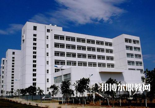 大理衛(wèi)生學(xué)校2021年報(bào)名條件、招生要求、招生對象