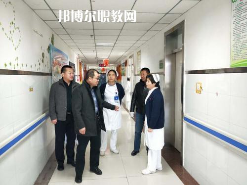 新疆石河子衛(wèi)生學校2021年招生錄取分數(shù)線?我們讀書的同學就知道分數(shù)是很重要的，同學們自己在找學校的時候就知道，同學們?nèi)タ磳W校學校首先問的就是同學們自己的分數(shù)，小編就來給同學們整理一下，讓同學們有參考的。  新疆石河子衛(wèi)生學校2021年招生錄取分數(shù)線 1.121團一中380  2.142團一中380  3.143團一中380  4.148團一中381  新疆石河子衛(wèi)生學校簡介 石河子衛(wèi)生學校地處祖國西北邊陲，位于新疆維吾爾自治區(qū)天山北麓的“戈壁明珠”石河子市，在市中心西小路151號，學校地理位置優(yōu)越，環(huán)境優(yōu)美，是教書育人的理想境地。1985年學校率先在全國倡導規(guī)范化護士教育，并制定了一整套管理制度。  學校老師撰寫的《整體化護理教學》已由新疆科技衛(wèi)生出版社發(fā)行，并在全疆護理教師培訓中當教材使用。掛牌之后，學校將把護理示范專業(yè)辦成技能型緊缺人才的培養(yǎng)培訓基地，更好地為全疆各族人民服好務。  據(jù)了解，建校四十五年來，這個學校為自治區(qū)培養(yǎng)了10328名護理人才，其中少數(shù)民族學生占30%，為全疆農(nóng)牧區(qū)培養(yǎng)了一大批扎根基層、留得住、用得上的當?shù)厣贁?shù)民族護理人才。  學校始建于1958年，占地面積40127平方米，建筑面積30067平方米，實驗室面積1600平方米。設有護理、解剖、生理、生化、藥理、化學、微生物、計算機、遠程、電教中心等11個實驗室。學校開設有護理、英語護理、社區(qū)護理、醫(yī)學檢驗、助產(chǎn)、藥劑等6個專業(yè)，現(xiàn)有在校生2672人。有漢、維吾爾、哈薩克、回、蒙古、滿、錫泊、烏孜別克、俄羅斯、塔吉克、克爾克孜等多種民族，其中少數(shù)民族的學生占全校在校學生總數(shù)的28%。學校現(xiàn)有在編教職工89人，專任教師45人，本科學歷占90.6%，雙師型”教師占42%。  同學們可以看看參考一下自己的分數(shù)是在那個階段的，如果是高于這個分數(shù)的話，同學們就可以報讀的哦，如果分數(shù)是低于這個分數(shù)的話，同學們自己就不要報讀了哦，所以，提前看看分數(shù)也是可以的哦，不過不要忘了就是現(xiàn)階段最重要的還是復習的哦。