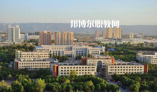 新疆石河子衛(wèi)生學(xué)校2021年有哪些專業(yè)?我們知道同學(xué)們在選擇專業(yè)的時(shí)候?qū)嶋H上專業(yè)比學(xué)校更重要，對(duì)于同學(xué)們來說在選擇專業(yè)的時(shí)候是需要慎重的。  新疆石河子衛(wèi)生學(xué)校專業(yè)設(shè)置 學(xué)校設(shè)有：護(hù)理學(xué)、藥劑學(xué)、檢驗(yàn)學(xué)三大專業(yè)。其中護(hù)理學(xué)：有中專和大專兩種，大專為石河子大學(xué)在該校委培專業(yè)，頒發(fā)石河子大學(xué)的畢業(yè)證書。  新疆石河子衛(wèi)生學(xué)校學(xué)校優(yōu)勢 學(xué)校地址位于石河子市中心位置，旁邊為石河子市人民醫(yī)院(農(nóng)八師石河子市人民醫(yī)院)也是石河子的120急救中心。步行至石河子市游憩廣場只需要10分鐘，學(xué)校地理位置屬于石河子市市中心。交通發(fā)達(dá)。  學(xué)習(xí)優(yōu)勢：每門課程都有專業(yè)的老師帶教，在每個(gè)假期，都將組織學(xué)生參與臨床見習(xí)，增加學(xué)生的臨床經(jīng)驗(yàn)。  其他優(yōu)勢：每一位在校生，都可以申請(qǐng)國家貧困助學(xué)金，國家撥款，每人每年1500元，均發(fā)至學(xué)生手上，解決了學(xué)生的基本溫飽問題，為貧困學(xué)生創(chuàng)造了學(xué)習(xí)條件。  另：南疆三地州學(xué)生、農(nóng)村籍學(xué)生、貧困生(非城市、城鎮(zhèn)戶口)可以申請(qǐng)減免學(xué)費(fèi)，每人每年減免2000元，即只需繳納400元，即可上學(xué)，完成貧困學(xué)生學(xué)習(xí)的心愿。學(xué)生可以使用半價(jià)火車票往返，每年4次。  新疆石河子衛(wèi)生學(xué)校學(xué)校榮譽(yù) 學(xué)校以治校嚴(yán)謹(jǐn)，講求質(zhì)量，辦學(xué)成績斐然而著稱。多年來被石河子市評(píng)為“精神文明先進(jìn)單位”、“民族團(tuán)結(jié)先進(jìn)單位”、“衛(wèi)生綠化先進(jìn)單位”、“綜合治理先進(jìn)單位”、“招生先進(jìn)集體”，“德育教育先進(jìn)學(xué)校”。 2000年通過兵團(tuán)《中等醫(yī)學(xué)主要專業(yè)設(shè)置》評(píng)估;2003年通過兵團(tuán)《中等職業(yè)學(xué)校合格評(píng)估》;2002年被國家教育部首批確定為“全國護(hù)理專業(yè)示范點(diǎn)學(xué)校”;2003年教育部評(píng)估為“全國重點(diǎn)中等職業(yè)學(xué)校”;2004年教育部確定為全國“護(hù)理專業(yè)領(lǐng)域技能型人才培養(yǎng)培訓(xùn)基地”，同時(shí)，被國家教育部列為“全國衛(wèi)生職業(yè)教學(xué)模式研究課題組學(xué)校”、“面向二十一世紀(jì)全國衛(wèi)生職業(yè)學(xué)校系列教改教材編輯委員會(huì)”學(xué)校. 2005年4月，參加“全國護(hù)理教學(xué)改革成果展示賽”榮獲團(tuán)體“二等獎(jiǎng)”和“組織獎(jiǎng)”。2005年12月被教育教育部評(píng)為“全國護(hù)理教學(xué)改革先進(jìn)學(xué)校”。  小編為同學(xué)們整理好了學(xué)校的招生專業(yè)，同學(xué)們可以仔細(xì)的看看，對(duì)于同學(xué)們自己來說選擇一個(gè)適合自己的專業(yè)是非常重要的事情的哦，這樣才能保證后期的就業(yè)的哦。