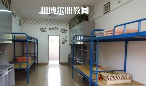 貴定縣技工學(xué)校報(bào)名條件、招生要求、招生對(duì)象是什么要求呢?每一個(gè)學(xué)校在招收學(xué)生的時(shí)候都是會(huì)有自己的要求的，同學(xué)們?cè)谡覍W(xué)校的時(shí)候也特別的擔(dān)心自己能不能符合到學(xué)校，小編就遇到很多這樣的學(xué)生來問，為了幫助同學(xué)們了解，小編就來整理一下學(xué)校這方面的要求。  貴定縣技工學(xué)校招生對(duì)象和條件 具有本縣戶籍井且參加當(dāng)年中招考試，品德合格、身體健康，自愿報(bào)名的應(yīng)屆初中畢業(yè)生     貴定縣技工學(xué)校錄取方式 根據(jù)當(dāng)年高中錄取分?jǐn)?shù)線下浮50分以內(nèi)，錄滿名額為止。  貴定縣技工學(xué)校就讀形式 第一學(xué)年在貴定職校就讀，開設(shè)普通高中一年級(jí)課程，適當(dāng)增加職業(yè)技能基礎(chǔ)課。一年后通過參加由貴定一中統(tǒng)一組織的選拔考試，按比例分流到貴定一中就讀。也可根據(jù)自己的意向選擇我校專業(yè)就讀，走技能成才之路，通過備考后報(bào)讀高職院校。  貴定縣技工學(xué)校校企合作 為貫徹落實(shí)好國(guó)家關(guān)于加強(qiáng)東西部扶貧協(xié)作的要求，進(jìn)一步加強(qiáng)職業(yè)教育東西協(xié)作，發(fā)揮職業(yè)教育助推脫貧攻堅(jiān)的重要作用。5月7日，副縣長(zhǎng)荊茂團(tuán)、政府辦副主任韋凱倫、扶貧辦副主任蔡健一行，來到貴定職校開展關(guān)于廣州市南沙區(qū)“美的集團(tuán)”專項(xiàng)結(jié)對(duì)幫扶調(diào)研會(huì)議，貴定縣人力資源和社會(huì)保障局副局長(zhǎng)、黨組副書記、貴定職校校長(zhǎng)周傳德同志、副校長(zhǎng)羅連慧等參加了會(huì)議。  會(huì)上，荊茂團(tuán)副縣長(zhǎng)首先指出：要貫徹好國(guó)家“東西協(xié)作”的要求，落實(shí)好東部地區(qū)幫助西部地區(qū)盡快實(shí)現(xiàn)全面脫貧的工作，他強(qiáng)調(diào)，在職業(yè)教育上解決學(xué)生就業(yè)問題是關(guān)鍵。他還向貴定職校校長(zhǎng)周傳德同志提出希望：希望貴定職校能輸送專業(yè)性強(qiáng)的學(xué)生到廣州市南沙區(qū)“美的集團(tuán)”工作，解決學(xué)生就業(yè)難的問題。隨后，周校長(zhǎng)向荊副縣長(zhǎng)匯報(bào)了我校當(dāng)前面臨的**困難是缺乏專業(yè)教師和教學(xué)設(shè)施設(shè)備，希望廣州方面能夠給予幫助。  荊副縣長(zhǎng)立即表示：廣州市南沙區(qū)“美的集團(tuán)”會(huì)派相關(guān)的專業(yè)人員到貴定職校進(jìn)行培訓(xùn)和指導(dǎo)，并希望我校派出相關(guān)專業(yè)教師到美的集團(tuán)進(jìn)行交流學(xué)習(xí)，目的是加快校企合作的廣度與深度，促進(jìn)教學(xué)、師資隊(duì)伍質(zhì)量的全面提升，提高就業(yè)簽約率與對(duì)口率;如果我校與“美的集團(tuán)”確定校企合作關(guān)系后，“美的集團(tuán)”將會(huì)給學(xué)校提供相關(guān)的專業(yè)設(shè)施設(shè)備，開展師資能力培訓(xùn)等，以提高專業(yè)的教育教學(xué)質(zhì)量，真正實(shí)現(xiàn)“一人就業(yè)、全家脫貧”。  小編為同學(xué)們整理了關(guān)于學(xué)校的招生條件這些，實(shí)際上正常畢業(yè)的同學(xué)基本都是可以就讀的，只是在學(xué)習(xí)專業(yè)的時(shí)候同學(xué)們需要慎重一點(diǎn)，有的專業(yè)是有專業(yè)要求的，那個(gè)就必須符合，因?yàn)殛P(guān)系到今后的就業(yè)的情況的，小編建議同學(xué)們?nèi)绻_實(shí)是要就讀職校的話都要提前一點(diǎn)選擇好。