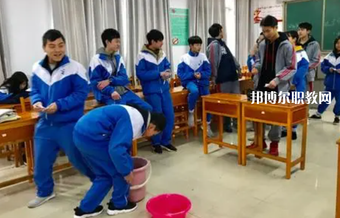 貴陽市經(jīng)濟貿(mào)易中等專業(yè)學校2022年學費、收費多少