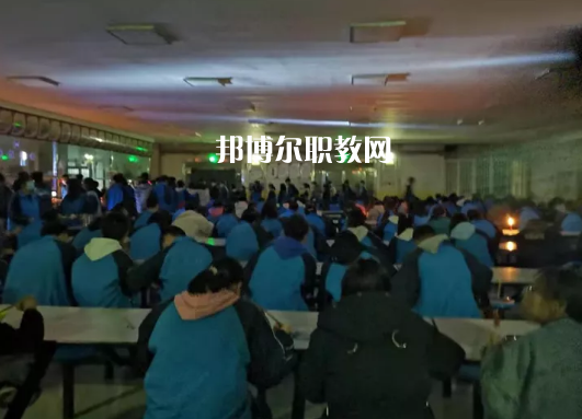 平?jīng)隼砉ぶ械葘I(yè)學校2022年招生辦聯(lián)系電話