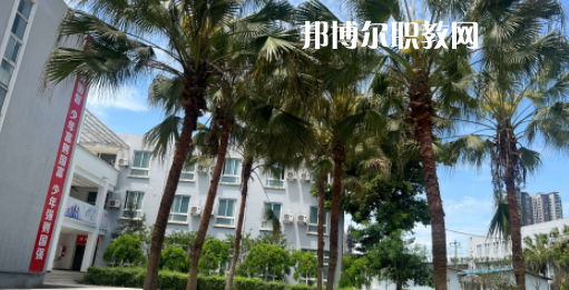 成都光華技工學(xué)校地址在哪里，哪個(gè)地區(qū)，哪個(gè)城市?