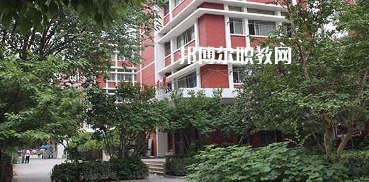 濟南應(yīng)用技術(shù)職業(yè)中等專業(yè)學(xué)校地址在哪里，哪個地區(qū)，哪個城市?