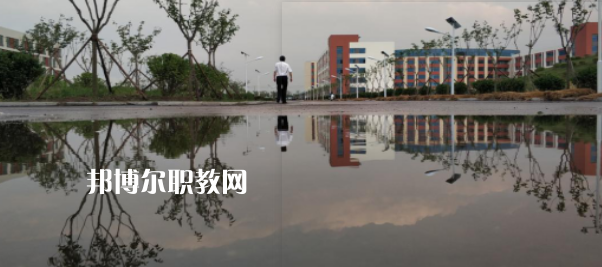 青島西大技工學(xué)校地址在哪里，哪個地區(qū)，哪個城市?