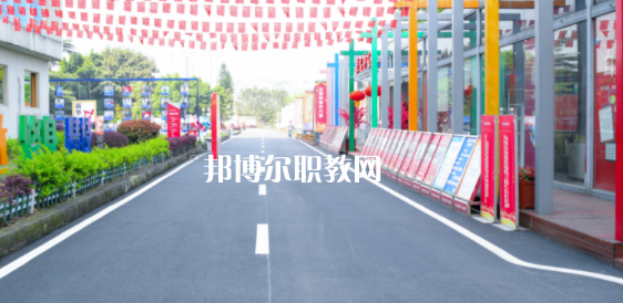重慶新華電腦學(xué)校地址在哪里，哪個(gè)地區(qū)，哪個(gè)城市?