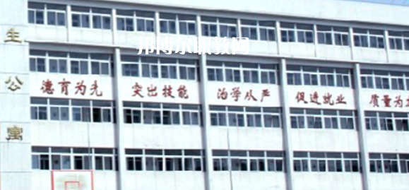 南京市公用事業(yè)技工學(xué)校學(xué)費(fèi)：*********，具體各專業(yè)學(xué)費(fèi)明細(xì)如下，希望對(duì)大家有幫助，邦博爾小編整理的南京市公用事業(yè)技工學(xué)校學(xué)費(fèi)信息僅供參考，如有變動(dòng)，以學(xué)校官方最新消息為準(zhǔn)。  一、南京市公用事業(yè)技工學(xué)校學(xué)費(fèi)多少錢(qián)(學(xué)費(fèi)明細(xì)) 1、南京市公用事業(yè)技工學(xué)校各專業(yè)學(xué)費(fèi)收費(fèi)標(biāo)準(zhǔn)  2、南京市公用事業(yè)技工學(xué)校住宿費(fèi)標(biāo)準(zhǔn)：500元/學(xué)年  3、南京市公用事業(yè)技工學(xué)校資助政策  學(xué)校嚴(yán)格按物價(jià)局核定的標(biāo)準(zhǔn)收費(fèi)，在校生享受政府免學(xué)費(fèi)政策。符合條件的優(yōu)秀學(xué)生和貧困生，按規(guī)定享受國(guó)家勵(lì)志獎(jiǎng)學(xué)金和助學(xué)金。  學(xué)校實(shí)行獎(jiǎng)學(xué)金制度，對(duì)比亞迪冠名班，開(kāi)沃集團(tuán)南京金龍冠名班，天泓冠名班和品學(xué)兼優(yōu)的優(yōu)秀學(xué)生給予獎(jiǎng)勵(lì)。  二、南京市公用事業(yè)技工學(xué)校簡(jiǎn)介 多年來(lái)，學(xué)校與一百多家企事業(yè)單位建立了用人協(xié)作關(guān)系，為畢業(yè)生建立了暢通的就業(yè)渠道，部分專業(yè)已采用“定單式定向委培”輸送就業(yè)。  2004年以來(lái)，每年就業(yè)率始終在98.5%以上，畢業(yè)生就業(yè)去向主要為公交行業(yè)，如南京公交、中北巴士、新城巴士等;  汽車制造行業(yè)，如南京南汽集團(tuán)MG汽車制造公司、南京長(zhǎng)安汽車制造公司等;  汽車銷售(4S店)和維修行業(yè)如江蘇天泓汽車服務(wù)有限公司、南京朗馳集團(tuán)有限公司和江蘇省外事旅游汽車公司汽車修理總廠、南京新港汽車維修公司等。