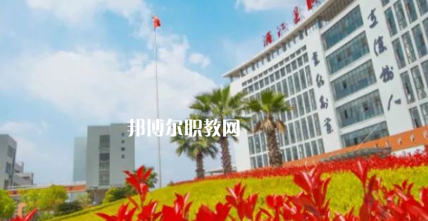 浦江縣職業(yè)技術學校招生計劃人數(shù)根據(jù)專業(yè)不同，計劃也是不同的，例如：幼兒保育招生40人，學前教育招生57人，普職融通招生150人，工藝美術招生150人，淘寶美工招生40人，等等，邦博爾小編為大家整理了浦江縣職業(yè)技術學校招生計劃人數(shù)詳細內(nèi)容，信息僅供參考，如有變動，以學校官方最新消息為準。  一、浦江縣職業(yè)技術學校招生計劃一覽表 二、浦江縣職業(yè)技術學校招生情況 1、浦江縣職業(yè)技術學校招生條件、要求  遵紀守法、熱愛勞動、文明禮貌、樸實誠信;  無疾病、無傳染病、無慢性病史、無犯罪史、無嚴重違紀史;  身體健康，學生品行端正。  2、浦江縣職業(yè)技術學校招生對象  招收應屆、歷屆初中畢業(yè)及以上文化程度的學生  三、浦江縣職業(yè)技術學校簡介 學校有全國職教名師、省特級教師、大師名家、省市教壇新秀、省技術能手、市學科帶頭人40多人。智慧校園管理系統(tǒng)、體育館、圖書館、電子閱覽室、校內(nèi)外實訓基地等，教學設施一應俱全。  學校設有浦江縣職業(yè)技能培訓中心和職業(yè)技能鑒定中心。  四、浦江縣職業(yè)技術學校口碑 校友評價：浦江縣職業(yè)技術學校辦學特色鮮明，教學設施一應俱全，為本地經(jīng)濟建設和社會發(fā)展培養(yǎng)高技能人才。  校友評價：浦江縣職業(yè)技術學校教學設備比較齊全，老師工作認真，領導班子心齊。