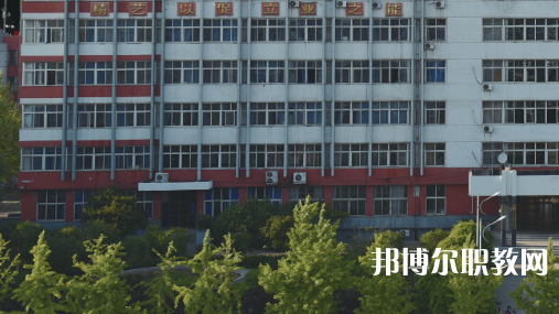 開灤技師學院招生計劃?每年學校在招生季節(jié)都會公布自己的招生計劃，那么學生們在對學校所進行選擇的時候，是可以具體看看一所學校的招生計劃，然后再看看學校所公布的招生要求是否是自己可以滿足的，從而決定對學校的報讀。  一、開灤技師學院招生計劃一覽表 二、開灤技師學院招生情況 1、開灤技師學院招生條件、要求  身高:1.55米以上。  體重:不低于50公斤，高限不超過標準體重的50%。  視力:裸眼視力左右均在4.7(含47)以上，砂眼左右無第二期三個“十”者，無色弱、色盲者。  耳病:無化膿性中耳炎者。  聽力:左右兩側(cè)均大于80%(包括80%分貝)。  鼻病:無萎縮性鼻炎及較重肥大性鼻炎者。  血壓:90mmHg<收縮壓<140mmHg、60mmHg<舒張壓<90mmHg  心臟:二級收縮期雜音以下和心率在90次/分以下者。  肺臟:無慢性支氣管炎 支氣管哮喘、肺結(jié)核、結(jié)核性胸膜炎等呼吸系統(tǒng)慢性病。  腹部無任何腫物和肝、脾不腫大者(肝大一公分以內(nèi)功能正常者除外)。  對紋身者,面部、頸部紋身直徑不超過2cm，著短裝身體其他裸露部位直徑不超過3cm。面部、頸部紋身直徑超過2cm或其他部位超過3cm的，不合格;如本人能夠積極處理，可視為合格。  輔助檢查、胸透、化驗正常者。  其他:無殘疾、無駝背、無畸形、無較重之扁平足或拇指外翻 無腿部或精索靜脈曲張者,無難治或面積較大之皮膚疾病,無痔或漏者，無疝氣者，無多發(fā)性淋巴腺腫大者，無較重慢性病者，無不適合招錄崗位所要求的身體條件者。  2、開灤技師學院招生對象  中考生和往屆生，  三、開灤技師學院簡介 學校服務河北省能源、裝備制造等傳統(tǒng)產(chǎn)業(yè)升級，服務京津冀產(chǎn)業(yè)智慧化水平提升的發(fā)展需求，瞄準河北省新興產(chǎn)業(yè)、現(xiàn)代服務業(yè)創(chuàng)新發(fā)展戰(zhàn)略，對接能源(煤炭)，裝備制造、現(xiàn)代服務業(yè)等產(chǎn)業(yè)設置專業(yè)，開設電氣自動化設備安裝與維修、煤礦技術、電子商務、計算機網(wǎng)絡技術等專業(yè)16個。  2020年突出發(fā)展現(xiàn)代服務業(yè)的要求，增設《幼兒教育》專業(yè)。經(jīng)過幾年發(fā)展，逐步形成“裝備制造業(yè)與現(xiàn)代服務業(yè)共同主導、傳統(tǒng)產(chǎn)業(yè)與新興產(chǎn)業(yè)雙輪驅(qū)動的發(fā)展格局”相適應的專業(yè)布局。  四、開灤技師學院口碑 校友評價：開灤技師學院地理位置優(yōu)越，交通十分方便。  校友評價：開灤技師學院畢業(yè)生就業(yè)前景光明。