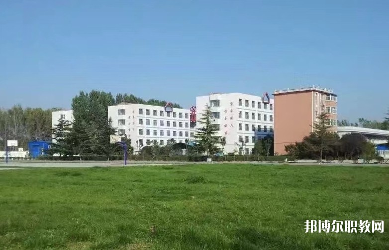 青島博愛成人中等專業(yè)學(xué)校地址，乘車路線
