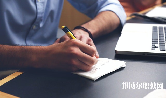 四川哪里的職業(yè)中學能讀服裝制作與生產管理專業(yè)