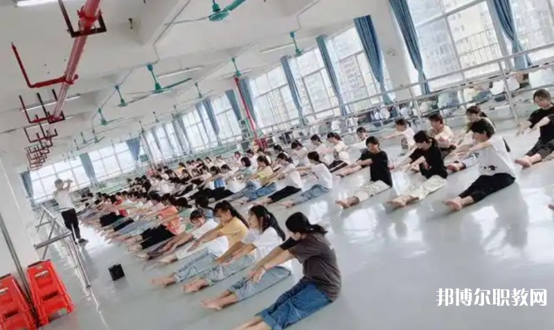 2025南寧商貿(mào)學(xué)校招生計(jì)劃 招生人數(shù)是多少(附要求、條件、對(duì)象)